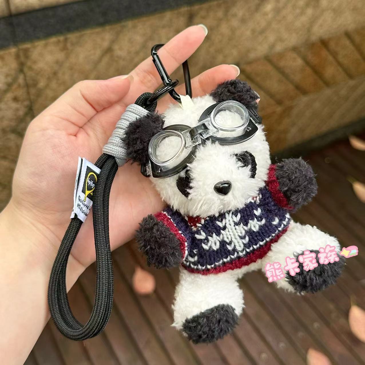 Original pilot panda cute cartoon bag keychain, Internet celebrity bestseller pendant, fashionable gift for couples Specification image