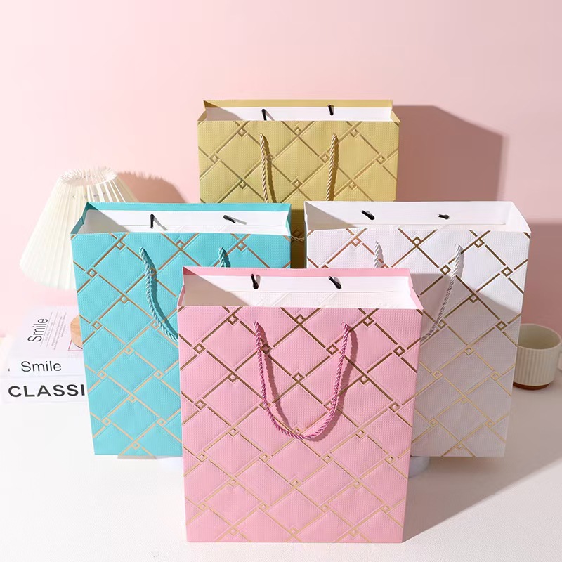 定制欧美烫金格商务手提袋节庆用品深压纹礼品袋加厚白卡纸时尚包