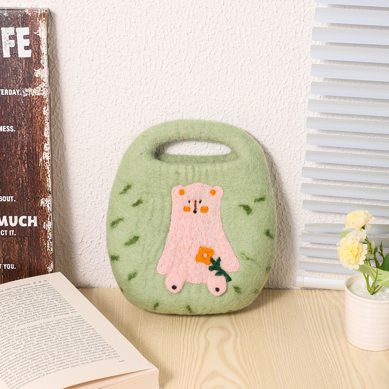 Heart-shaped handmade wool felt handbag, spring-themed three-dimensional heart garden, forest-themed artistic and fresh hand-held bag wholesale