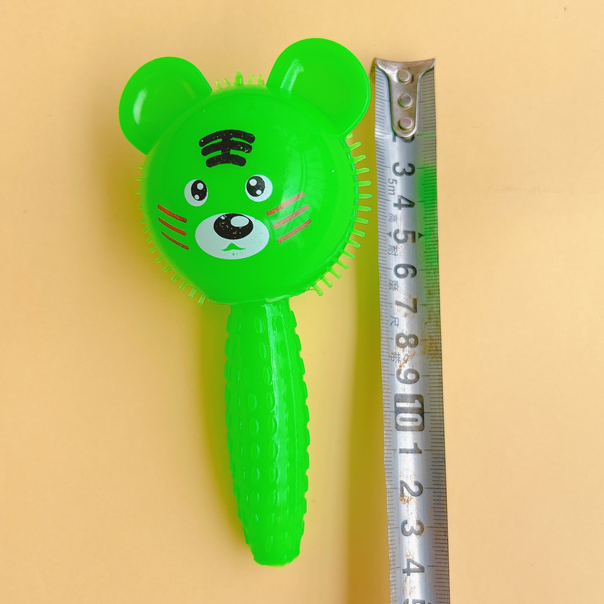 A light-emitting hand-held animal that can be pinched and make sounds, a fun toy for children to relieve stress and release, is being promoted as a gift and is selling well at a stall Item Picture