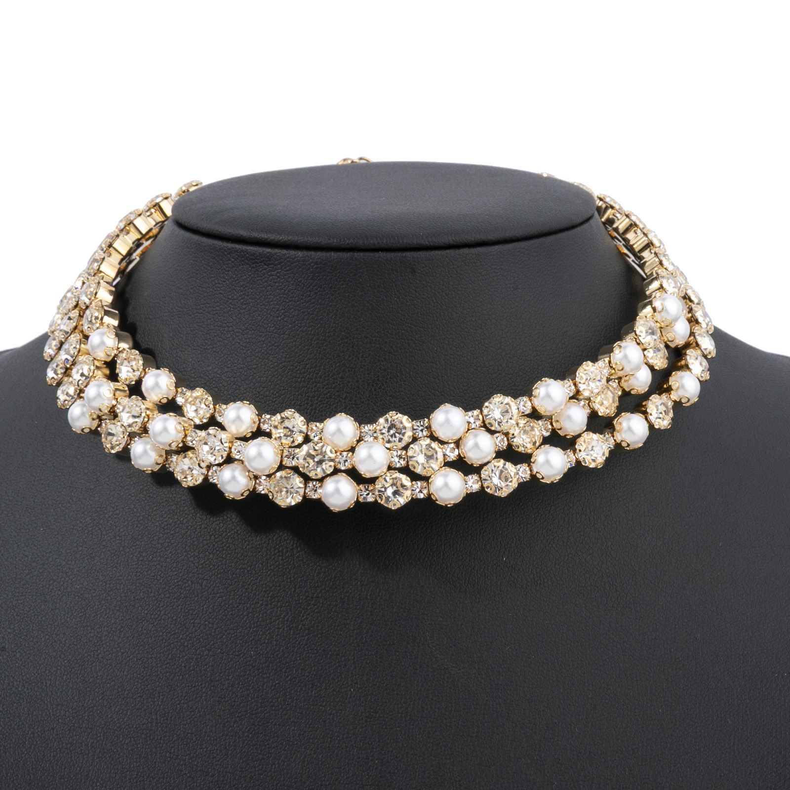 The bride's wedding features three rows of pearl necklaces, multiple rows of elastic rhinestones from Europe and America, and luxurious and elegant choker necklaces details Picture