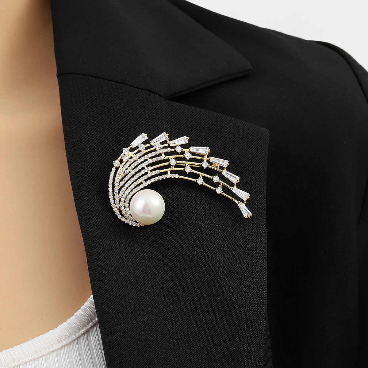 Xuhui Jewelry's exquisite copper zirconium gold-plated luxurious and light luxury brooch exudes a sense of sophistication and elegance. The corsage is a fashionable and versatile accessory full figure