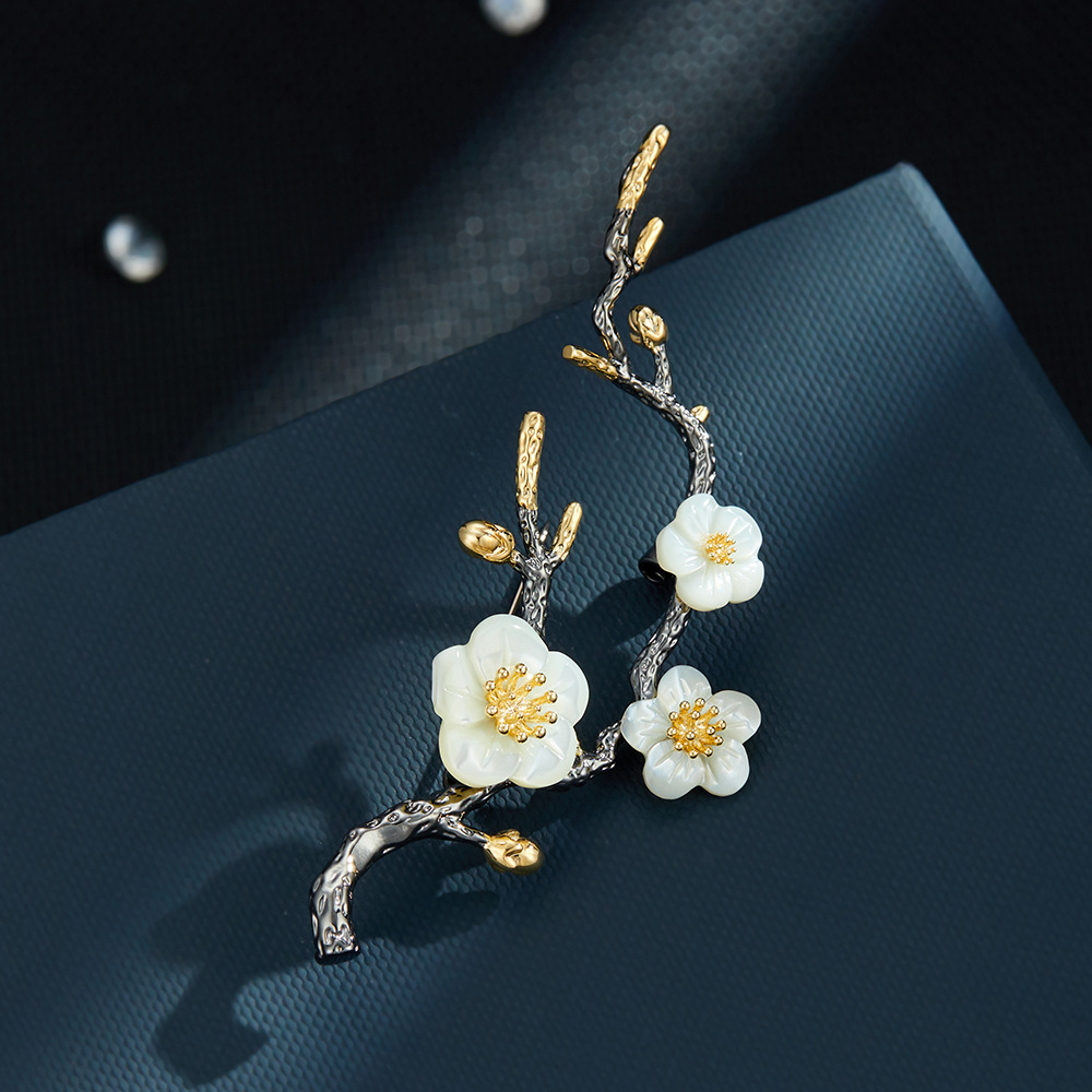 Fashionable and light luxury two-color golden plum flower brooch, light luxury and high-end shell flower brooch, new retro and elegant women's brooch