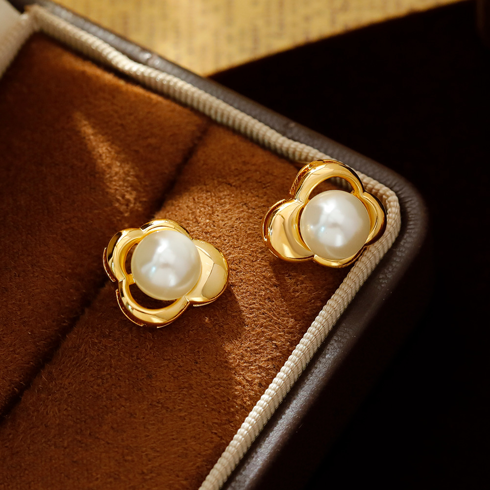 Hyacinth pearl stud earrings for women will be a bestseller on Douyin in 2025. They feature a French high-end style and a delicate fragrance, as well as a niche and elegant style details Picture