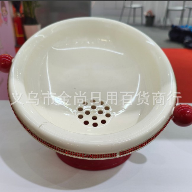 A simple fruit plate, a coffee table for the living room, a tiled fruit plate with legs, a draining basket, and a must-have snack table for the living room