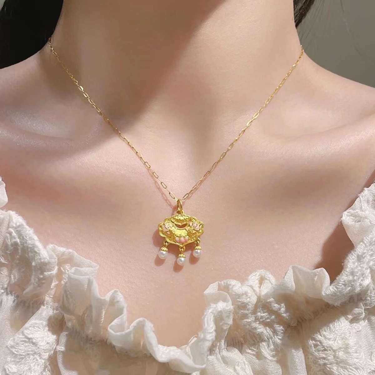 S925 Silver Koi Lock Ten-Mile Red Makeup Necklace, Silver gold-plated pendant, Chinese-style gradient resin pendant, beaded collarbone chain Application Scenario