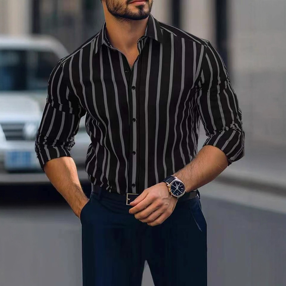 رجل ذو قميص طويل الأكمام مزخرف بأغلفة خفيفة عبر الحدود بين أوروبا والولايات المتحدة، 2025. details Picture