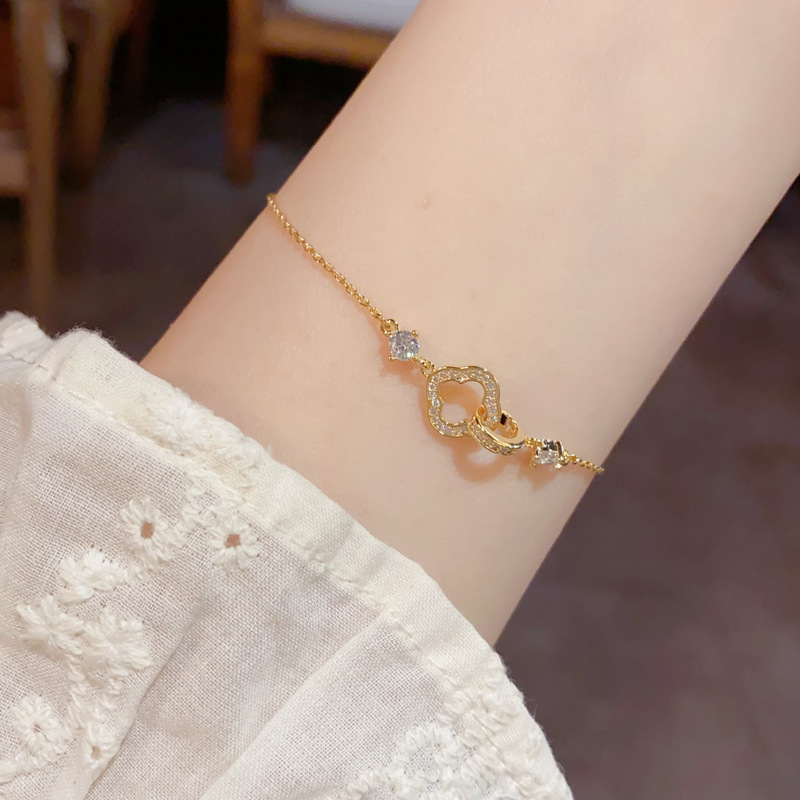 A unique and stylish zircon four-leaf flower interlocking bracelet with a sense of design, light luxury and simple, versatile jewelry wholesale Application Scenario