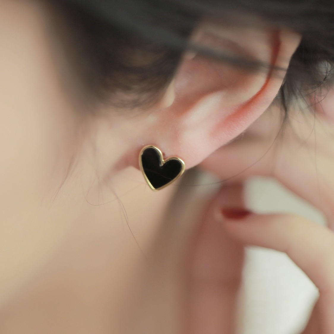 New fashionable and light luxury heart-shaped ear studs, gentle and elegant for women, high-end ear accessories, versatile for commuting, wholesale of ear needle accessories Specification image