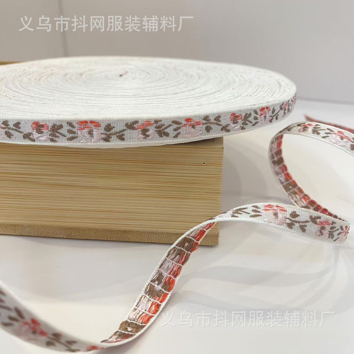 Wholesale of 1.0-1.4cm ethnic-style jacquard embroidery webbing, bow hair accessory packaging tape, performance costume accessories Application Scenario