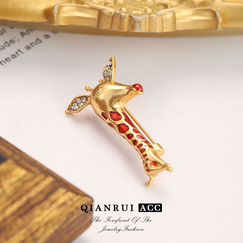 Cute Japanese design sense, niche giraffe brooch, trendy and individual girl's pin, collar pin, sweater, suit and accessory