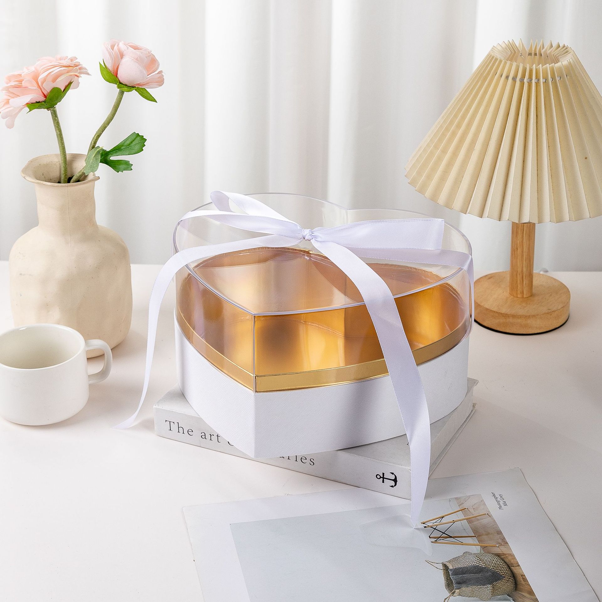 Transparent lid, golden lining, black ribbon, one-piece gift box, souvenir packaging paper Application Scenario