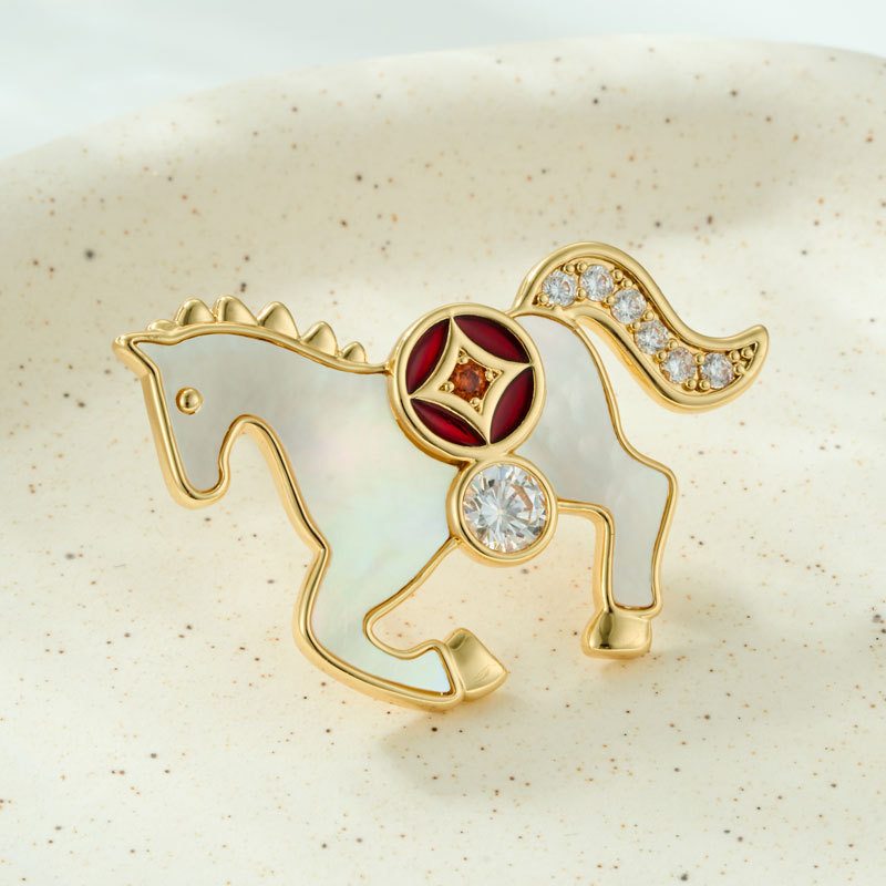 马到成功天然贝母骏马胸针原创设计铜合金真金电镀镶锆石别针胸花