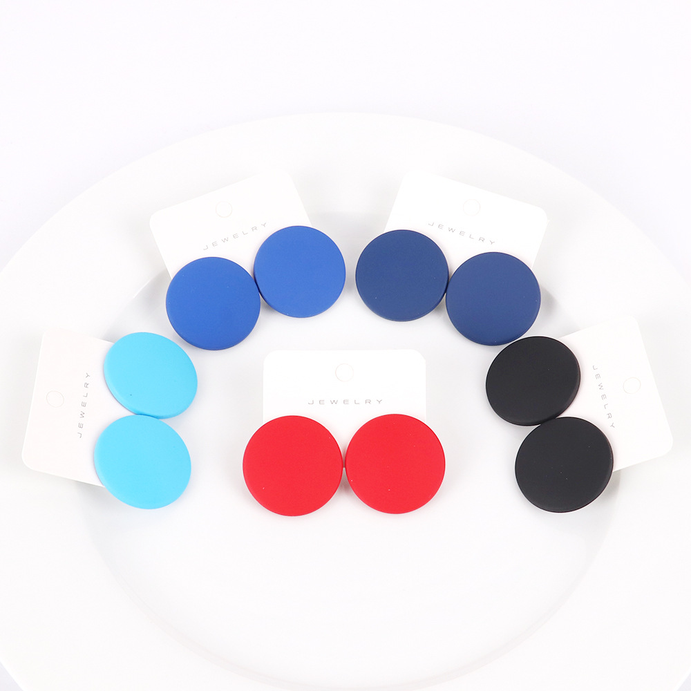 Fashionable and exaggerated colorful rubber lacquer round earrings, acrylic simple and versatile rubber lacquer stud earrings with a comfortable touch Application Scenario