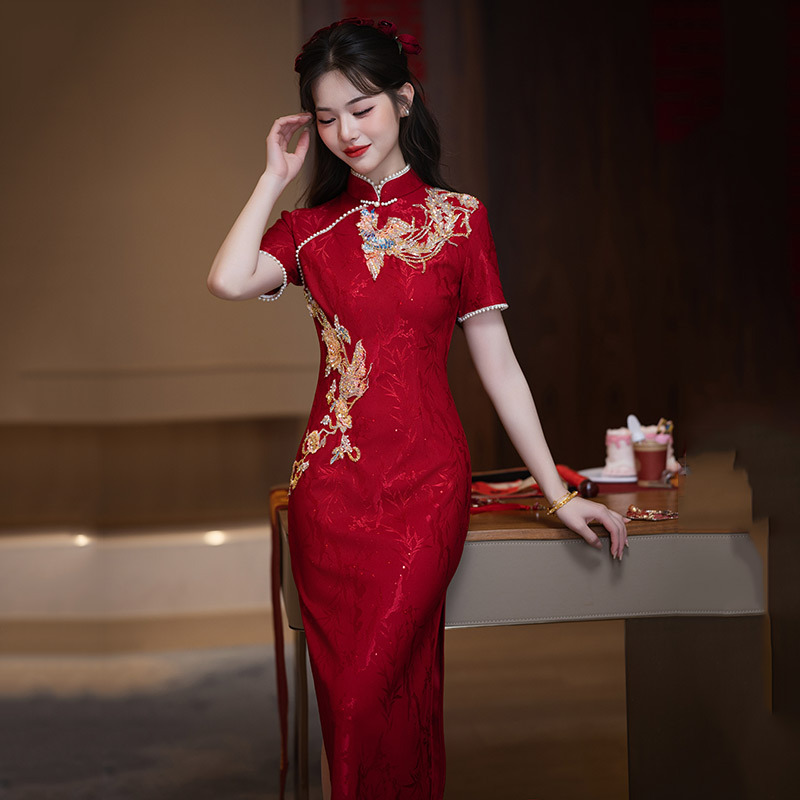 The 2025 new style of Chinese-style bride's toasting dress and engagement return dress with a high-end and stylish red embroidery details Picture