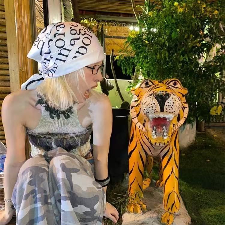 American y2k millennium Girl headscarf, hip-hop street style cool square scarf, new thin and simple hair band and headband Application Scenario