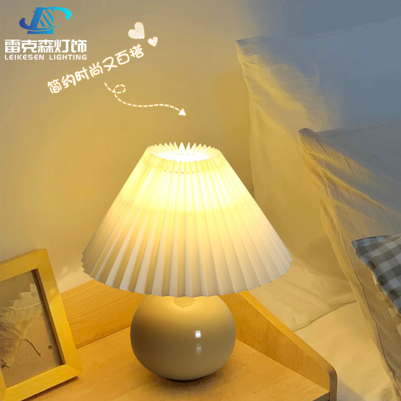 Creative pleated girl bedroom night light, Nordic Instagram-themed ceramic decorative bedside lamp