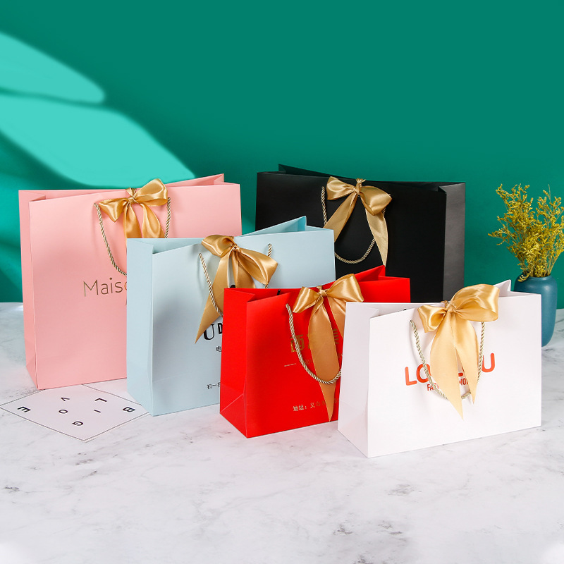 En stock bolsa de regalo de papel de tarjeta blanca arco bolsa de papel portátil tienda de ropa bolsa de compras fabricante al por mayor logotipo imprimible Specification image