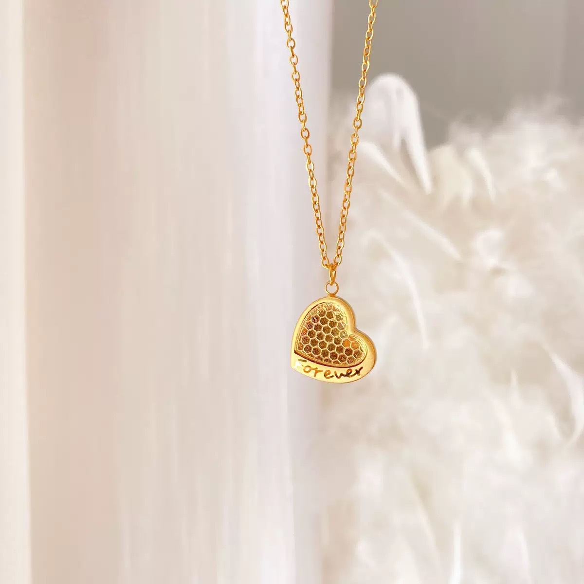 Cross-border best-selling Japanese and Korean style fish-scale heart-shaped necklace with heart-shaped letters, fashionable, versatile and high-end. Factory direct sales wholesale details Picture