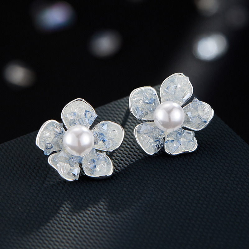 Niche fresco hielo a través de cristal flor aretes luz lujo premium sentido aleación de cobre s925 agujas de plata moda y accesorios de oído versátiles Application Scenario