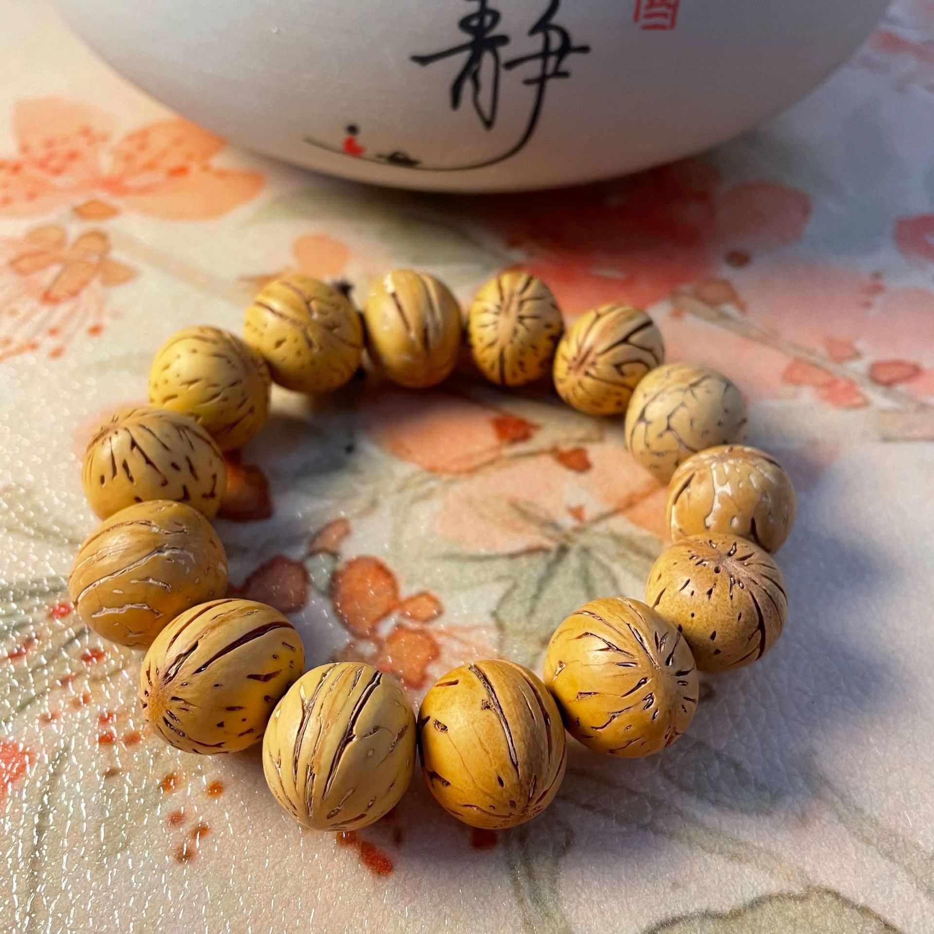 Natural cultural and artistic peach kernel bracelets, wholesale supply, playing, street vending, live streaming, welfare, men's and women's single-circle bracelets, bracelet scenic spots