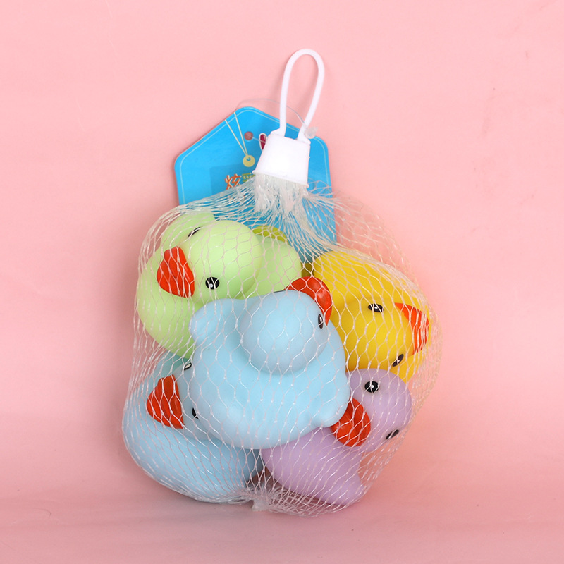 Cartoon Colorful Pinching Duck children's bath toy, baby bathroom Pinching sound-making yellow duck set Application Scenario