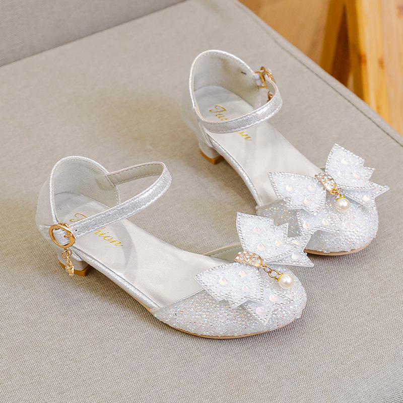 The new girls' crystal shoes, children's high heels, and silver-white children's princess shoes were displayed in the student stage fashion show details Picture