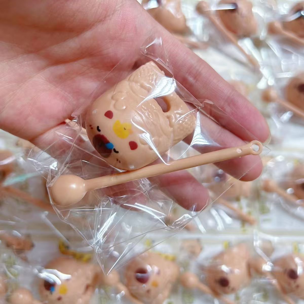 解压功德小木鱼钥匙扣小水豚系列情绪稳定摆件玩具书包挂件饰品细节图