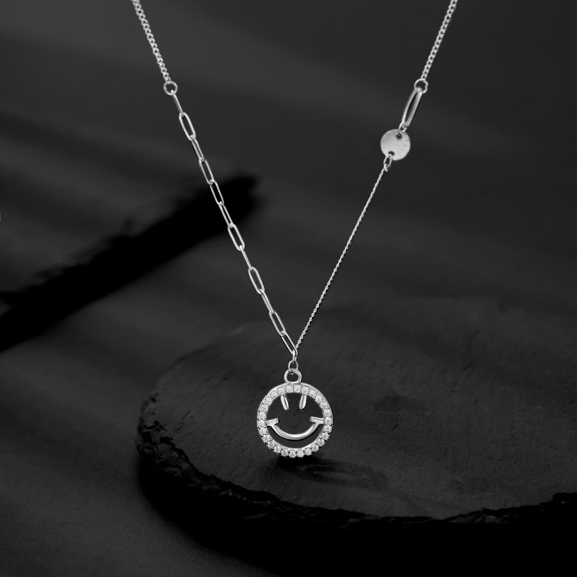 S925 sterling silver Smile Necklace for women, Korean version with diamond-encruted emoticons, smiling face pendant, versatile and elegant necklace, one-piece delivery full figure