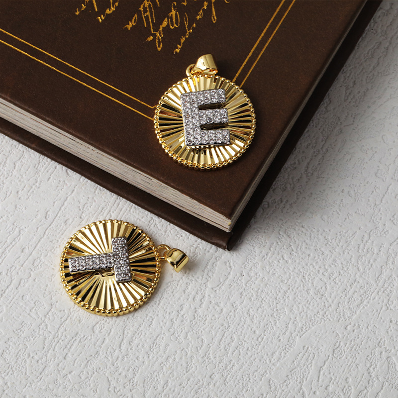 Cross-border new 26-letter necklace, zircon fashionable and elegant pendant, European and American style, simple and individual collarbone chain wholesale details Picture