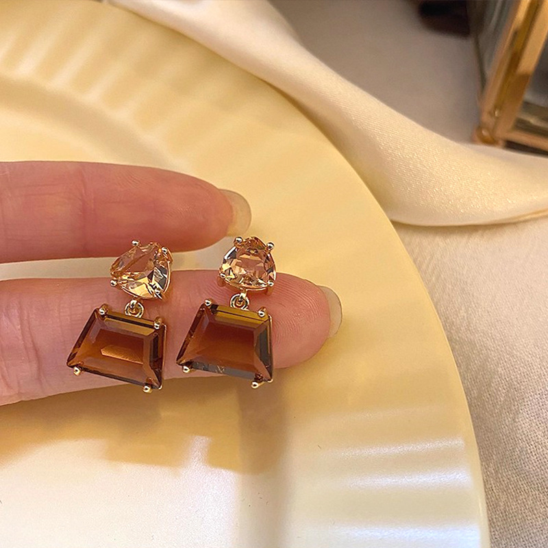 French retro tea-colored cube sugar crystal earrings and earrings, a high-end, elegant, light luxury, retro and simple earring for women Specification image