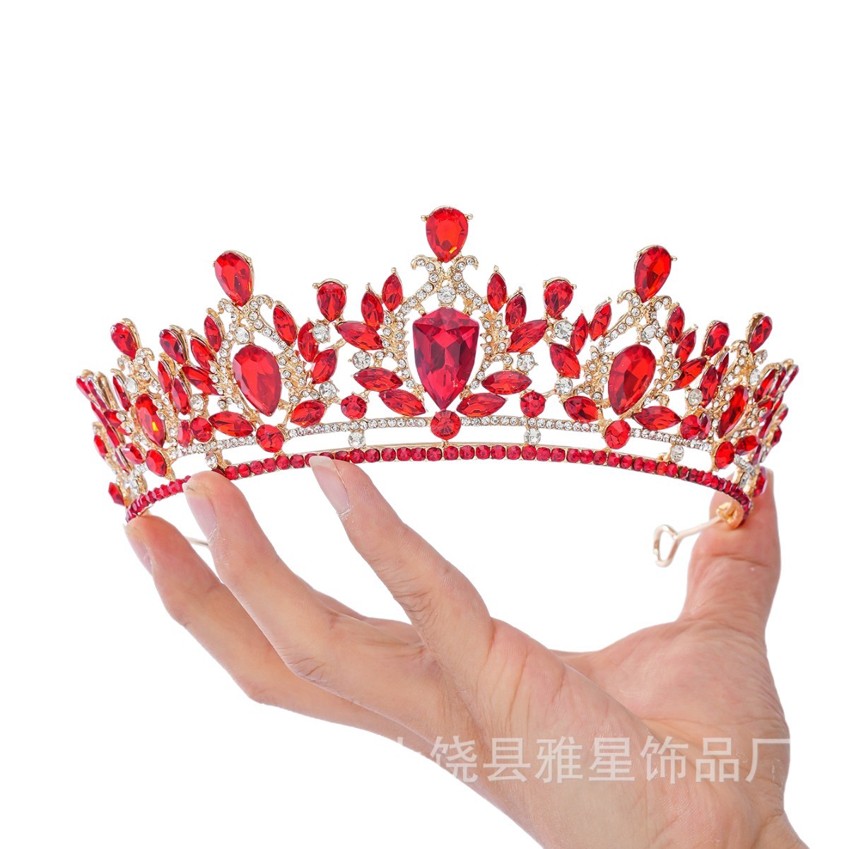 يرتدي الباروك تاج الذهبي المقوش بالكريستال المميز Item Picture