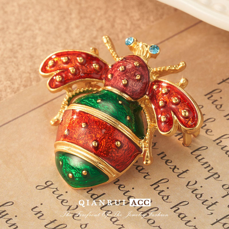 New wholesale vintage Baroque brooch in red and green with a French high-end touch, featuring bee enamel drop glaze for a fashionable look details Picture