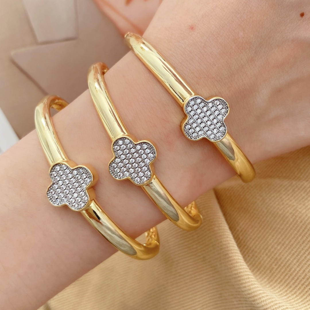 A simple, trendy and niche design multi-piece set with a minimalist and fashionable Japanese and Korean style four-leaf clover ring for women