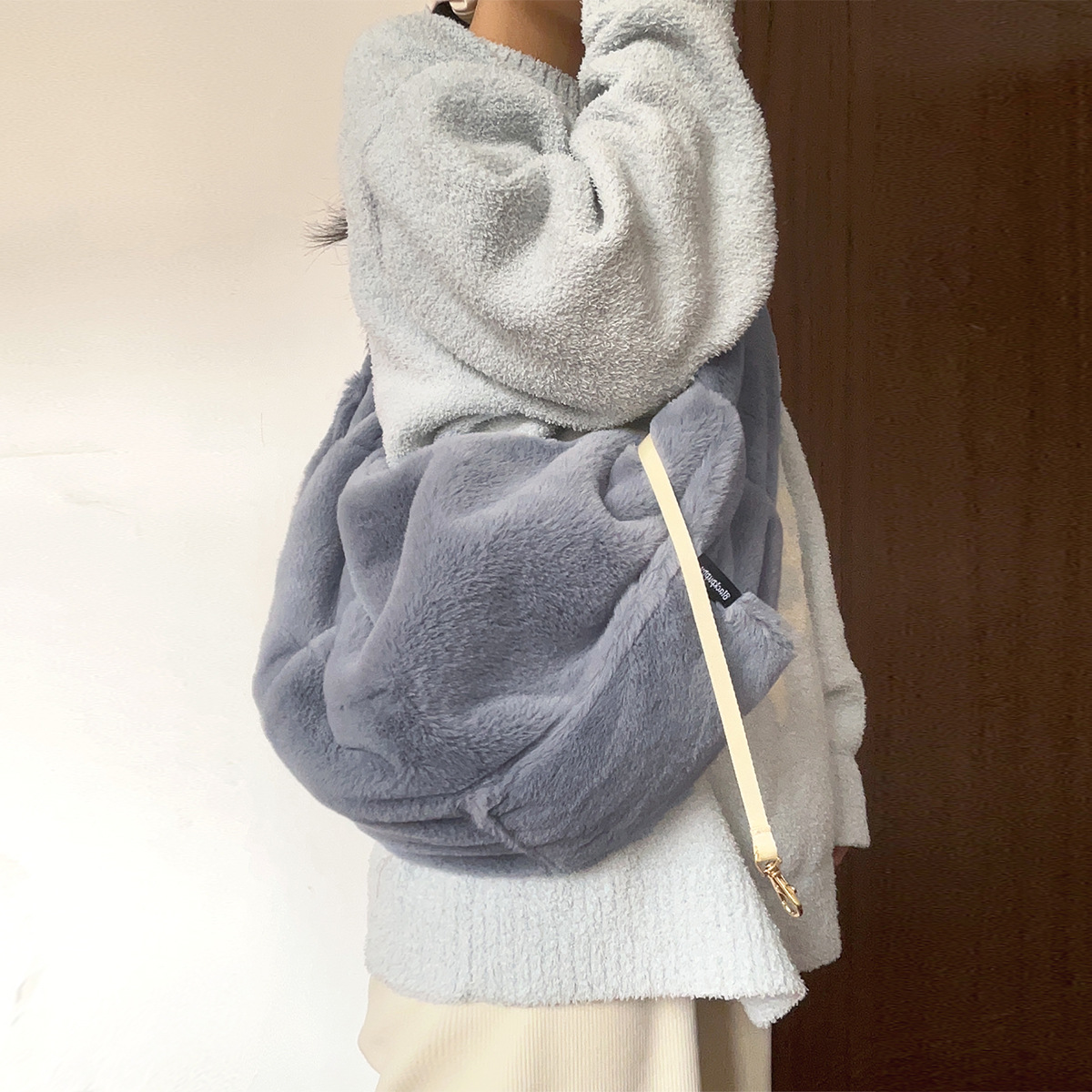 This portable single-shoulder pet bag is convenient for going out. It is a fashionable solid-color pet bag