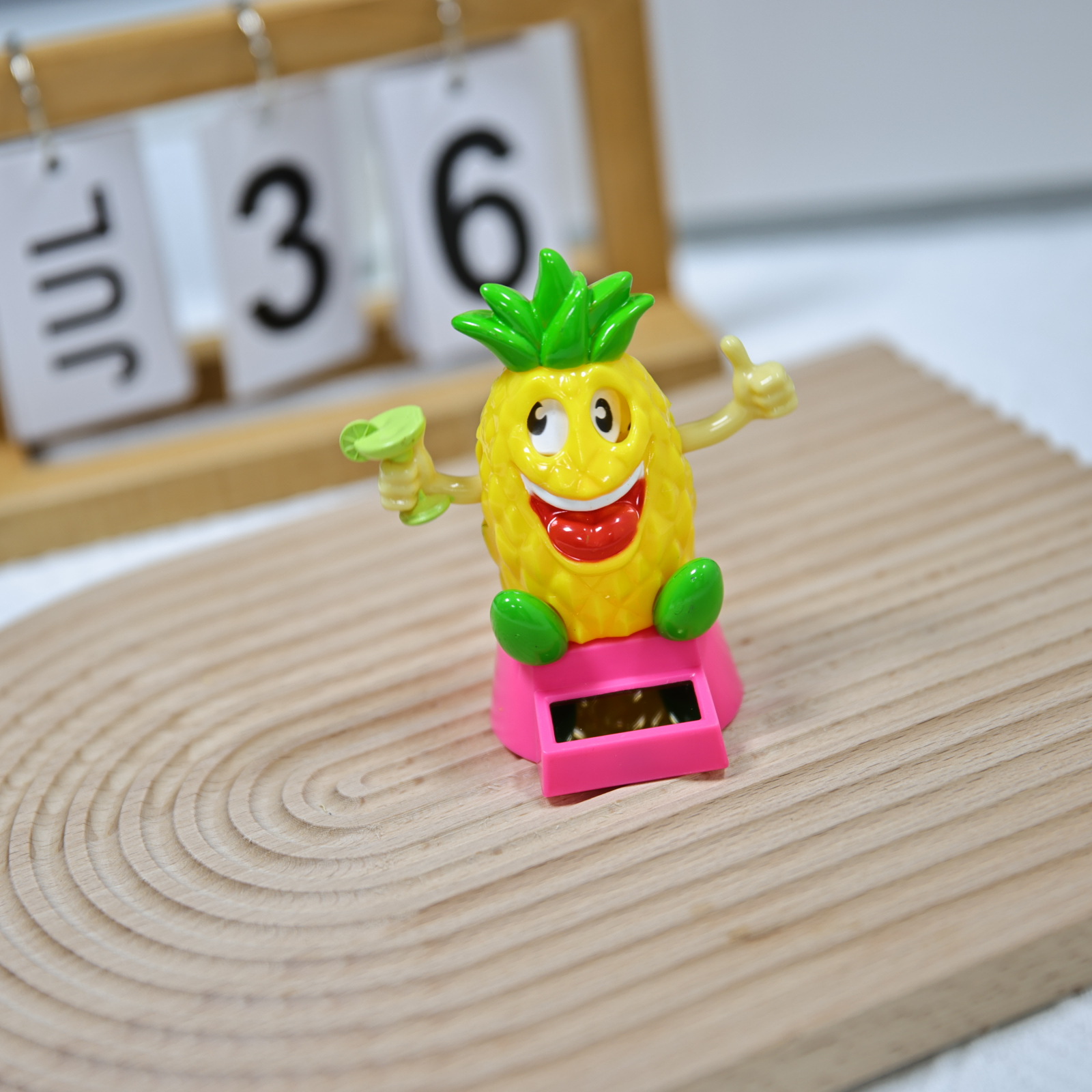 Factory direct sales of solar automatic rocker car ornaments, Halloween gifts, pineapple ghost ornaments