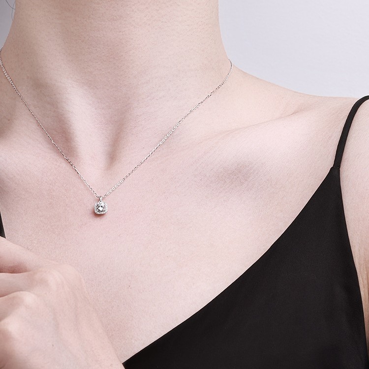 The jewelry set features a high-end square necklace made of 925 sterling silver from Europe and America, which is simple and versatile. The Moissanite collarbone chain exudes a sense of sophistication Application Scenario