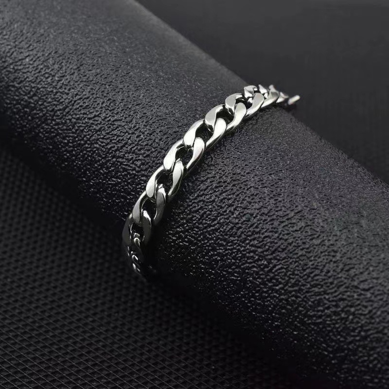 Cuban chain bracelet, men's hip-hop high street accessory, American Hip-hop cold trend, cool titanium steel couple's bracelet Application Scenario