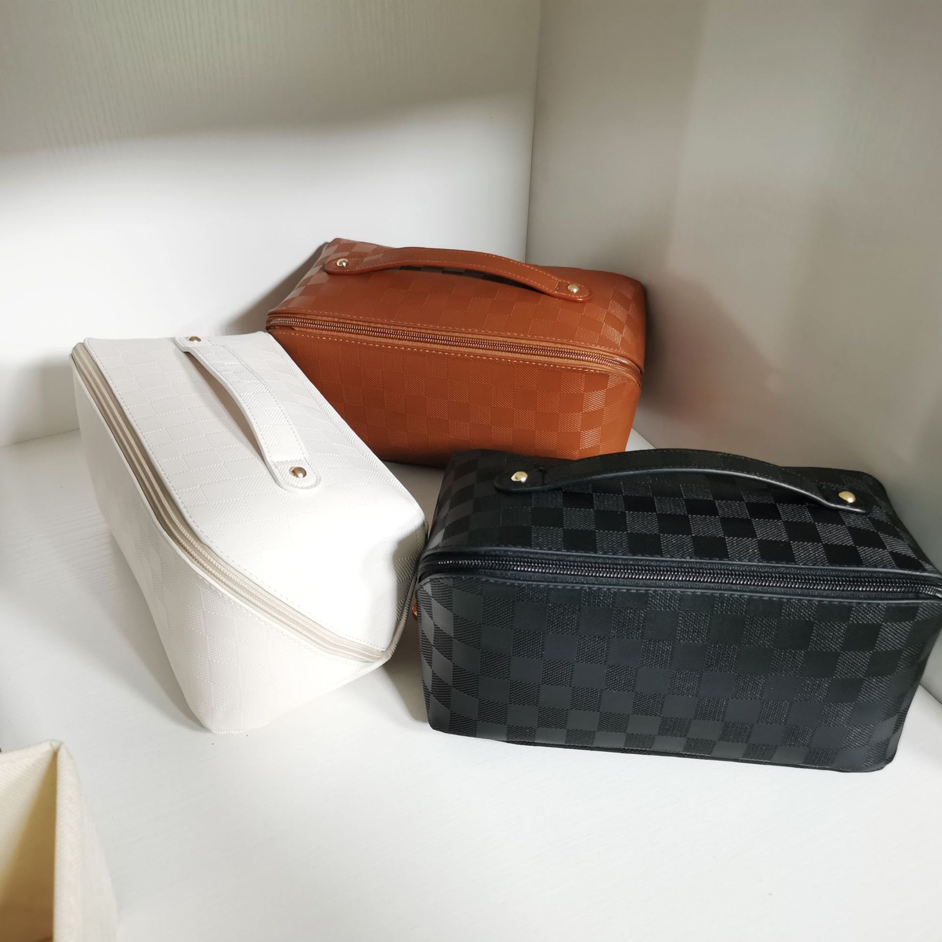 Cross-border checkerboard makeup bag, large-capacity pillow bag, 2023 new travel waterproof storage bag, portable storage