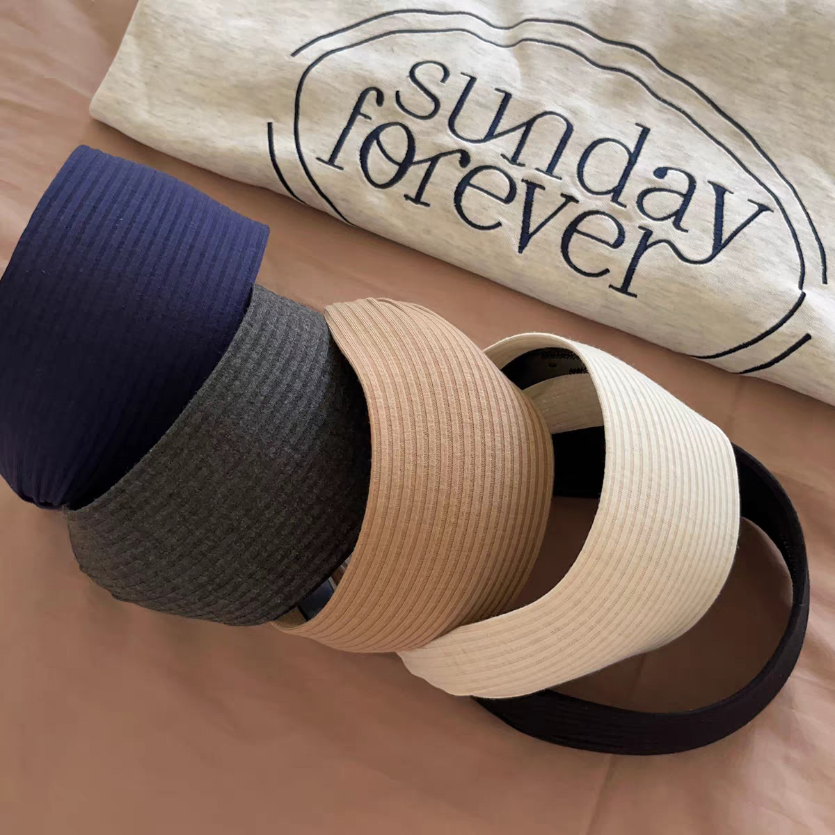 The same retro knitted band with a widened hairband that covers the hair seam and raises the anti-slip hair clip on the top of the head as Yi Mengling's Application Scenario