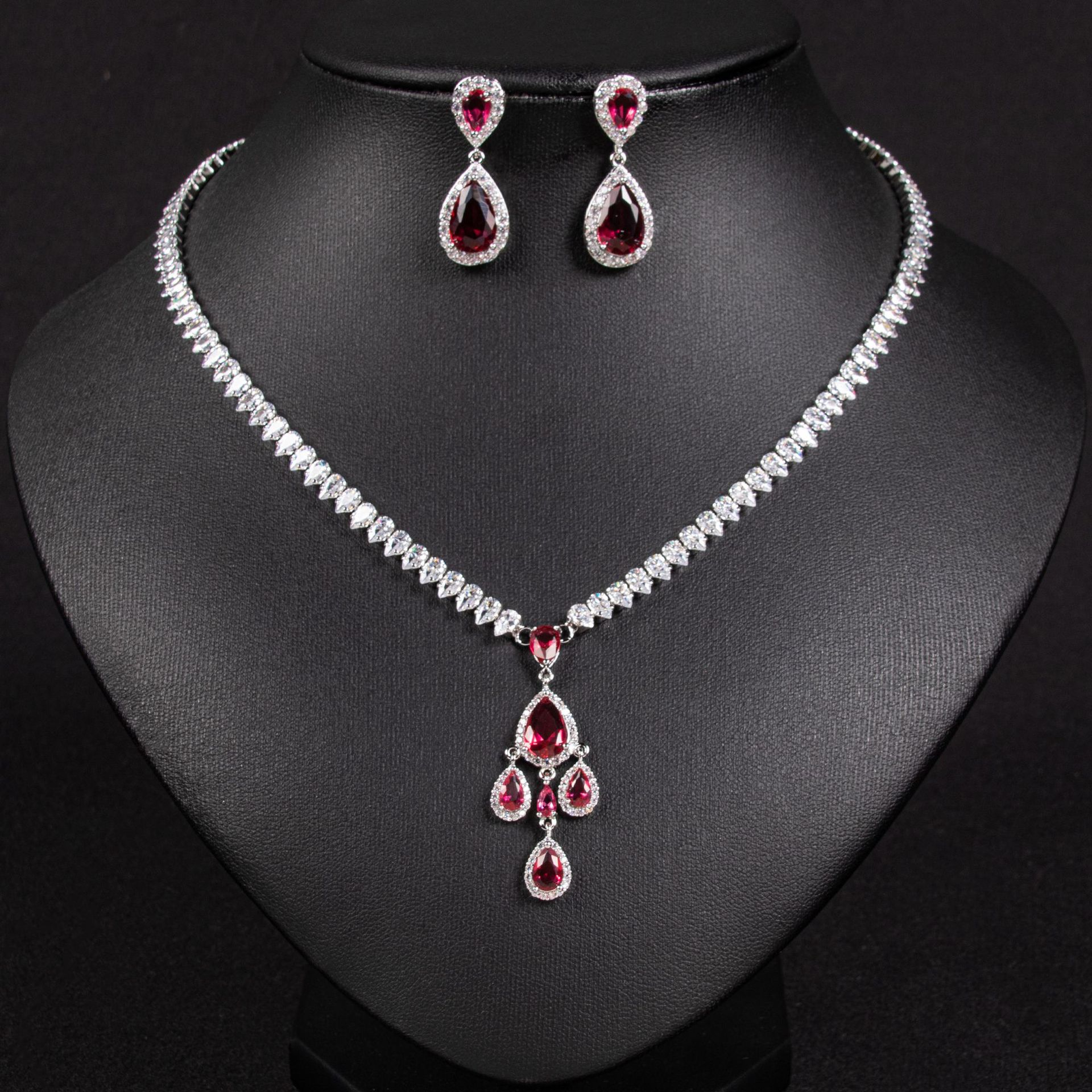 Transfronterizo de lujo gota de agua pendiente collar conjunto de joyas moda viaje de trabajo ligero collar de sue de lujo conjunto de pendientes mujer Specification image