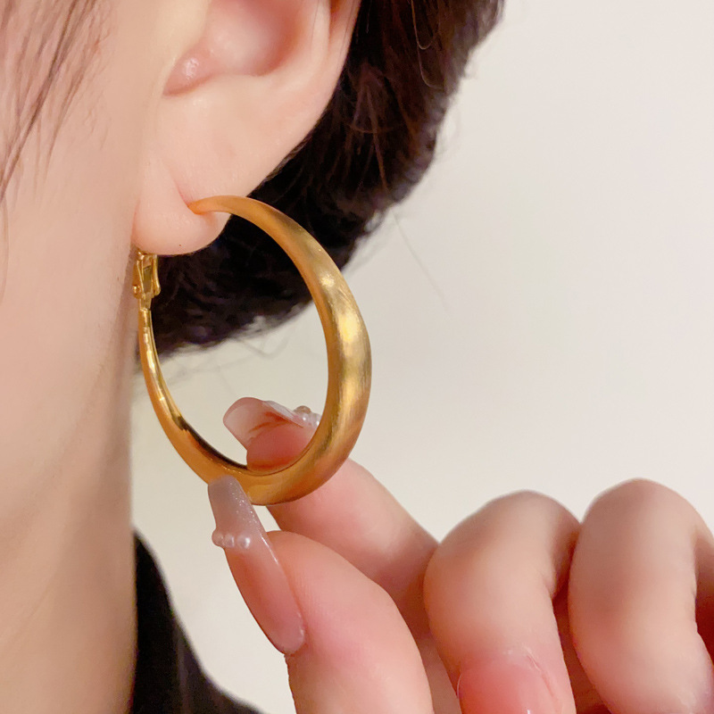 s925 Silver needle personalized, fashionable and simple metal brushed circle earrings, versatile and elegant, light luxury and cold style ear rims Specification image