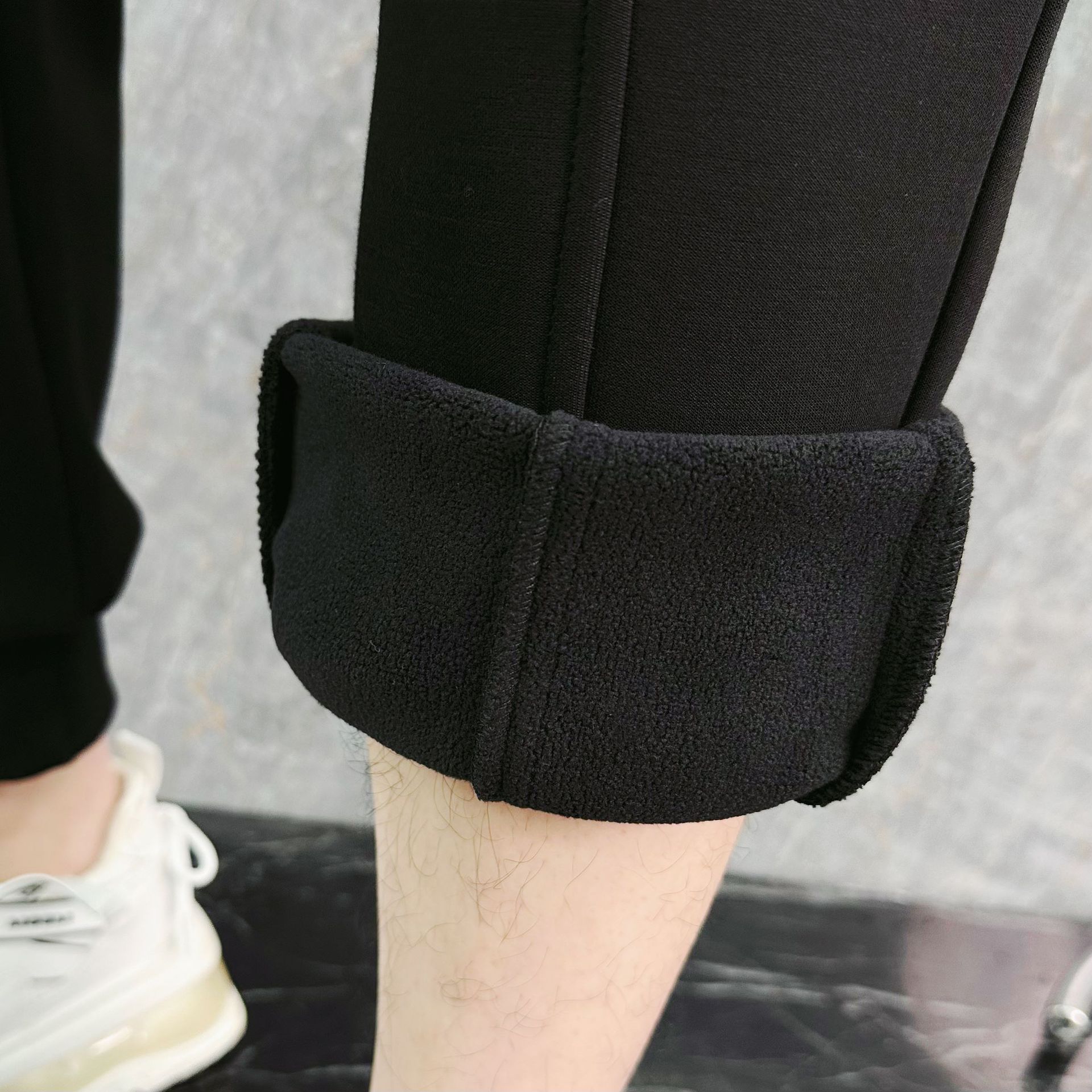 2025 Autumn and winter warm, tight-fitting casual pants, sweatpants, comfortable solid color men's sportswear, thickened, simple and versatile details Picture