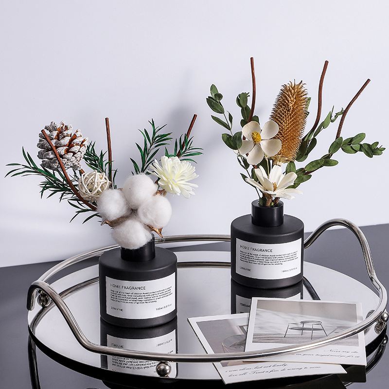 Flower arrangement, home dried flowers, flameless aromatherapy essential oils, home rattan fragrance ornaments, fresh and deodorizing air in the bedroom
