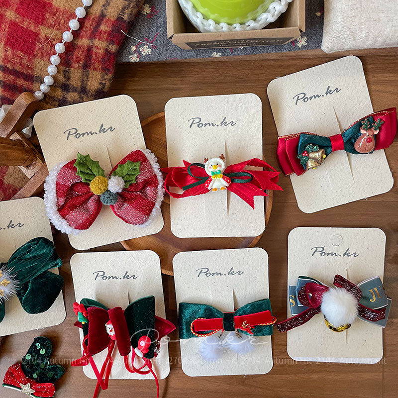 New Korean-style red fabric handcrafted hair clips, sweet Christmas style, children's bow, side broken hair bangs clips, Christmas red and green velvet hair clips, Santa Claus reindeer Holly decoration, festive and joyous girl's hair accessories Application Scenario