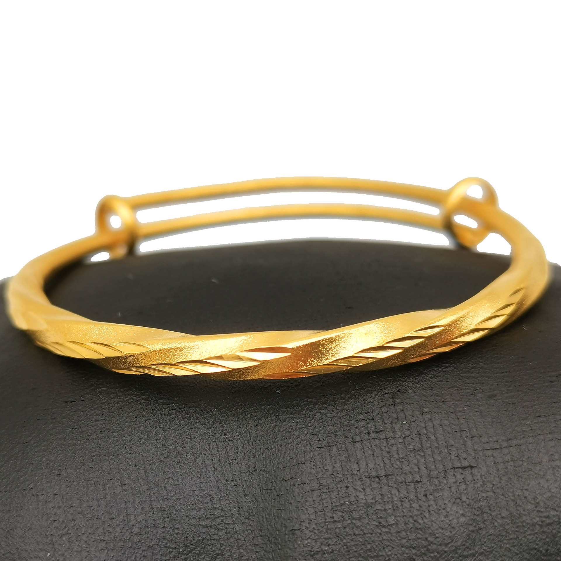 Wholesale of Vietnamese Shajin ladies' push-pull bracelets, twisted flower sandblasted wristbands, car flower women's simulated gold bracelets Specification image
