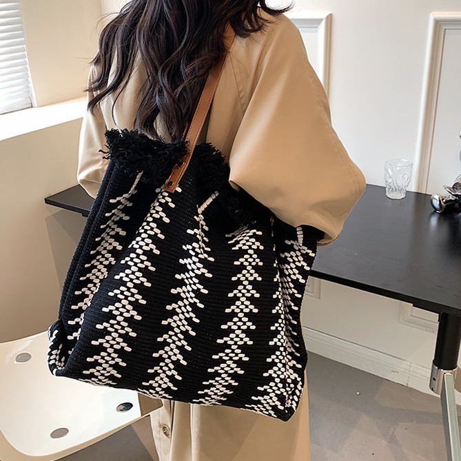 Cross-Border Canvas Bag, Fringed Handbag, Large-Capacity Portable And Simple Tote Bag, Cotton And Linen Bag, Versatile Commuting Single-Shoulder Bag, Beach Bag, Fringed Woven Bag, Women's Single-Shoulder Handbag, Tote Bag, Women's Canvas Bag Application Scenario