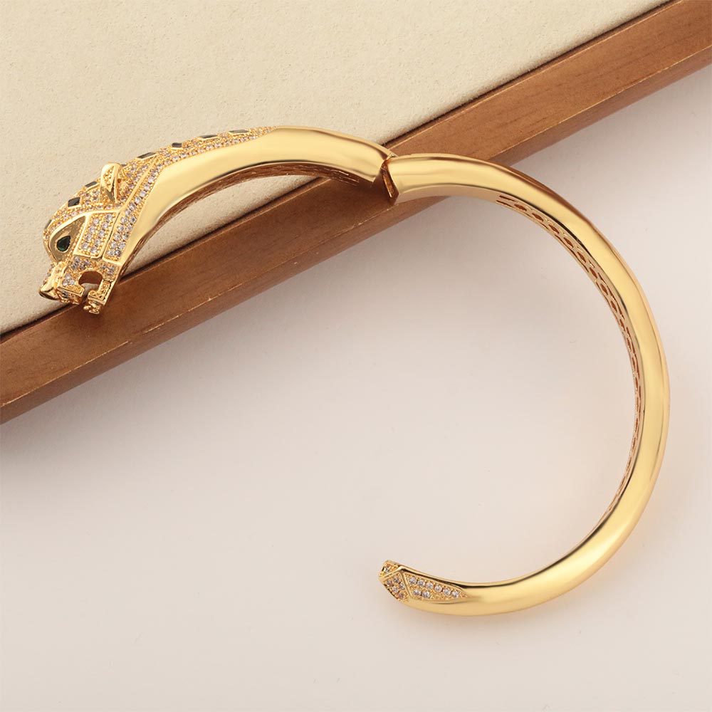The powerful and imposing zircon leopard bracelet in European and American style is a trendy and fashionable leopard head open bracelet accessory for both men and women details Picture