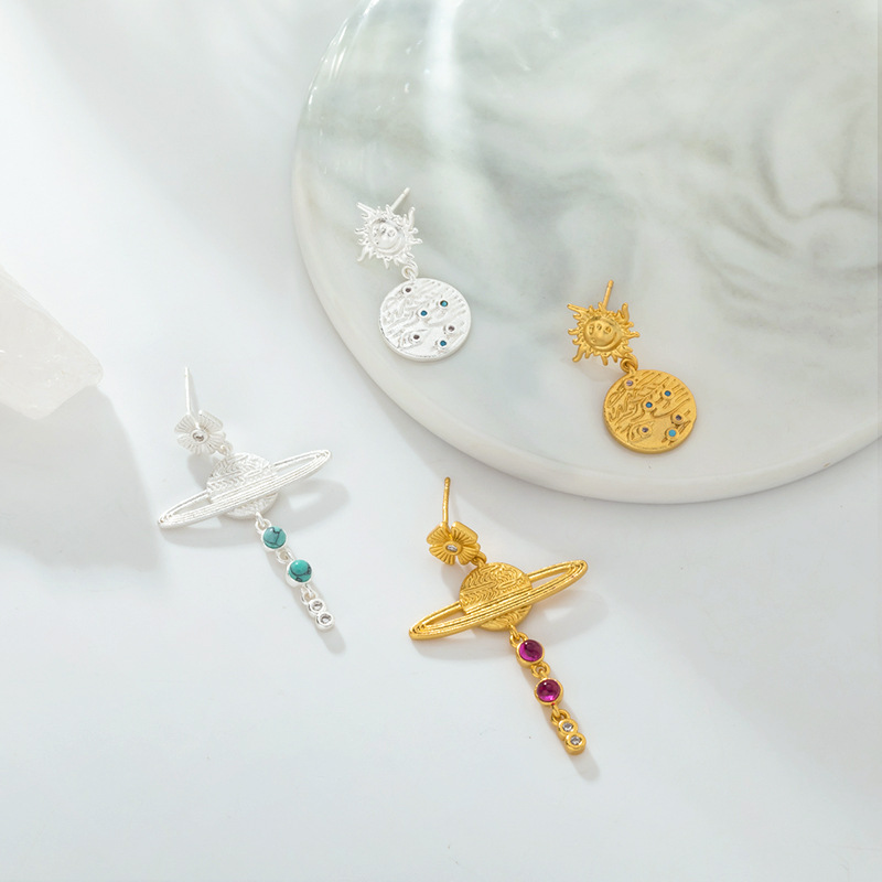 The classic Saturn pendant stud earrings from Bai Ling Accessories are versatile and personalized for women. They are the same as the light luxury full-diamond earrings worn by celebrities Application Scenario