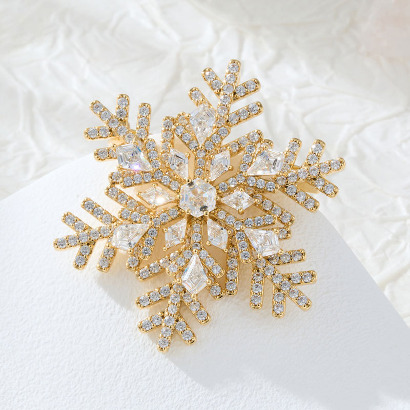 Original design rotatable snowflake brooch with a light luxury and high-end feel, ice crystal texture three-dimensional multi-layer exquisite brooch Application Scenario